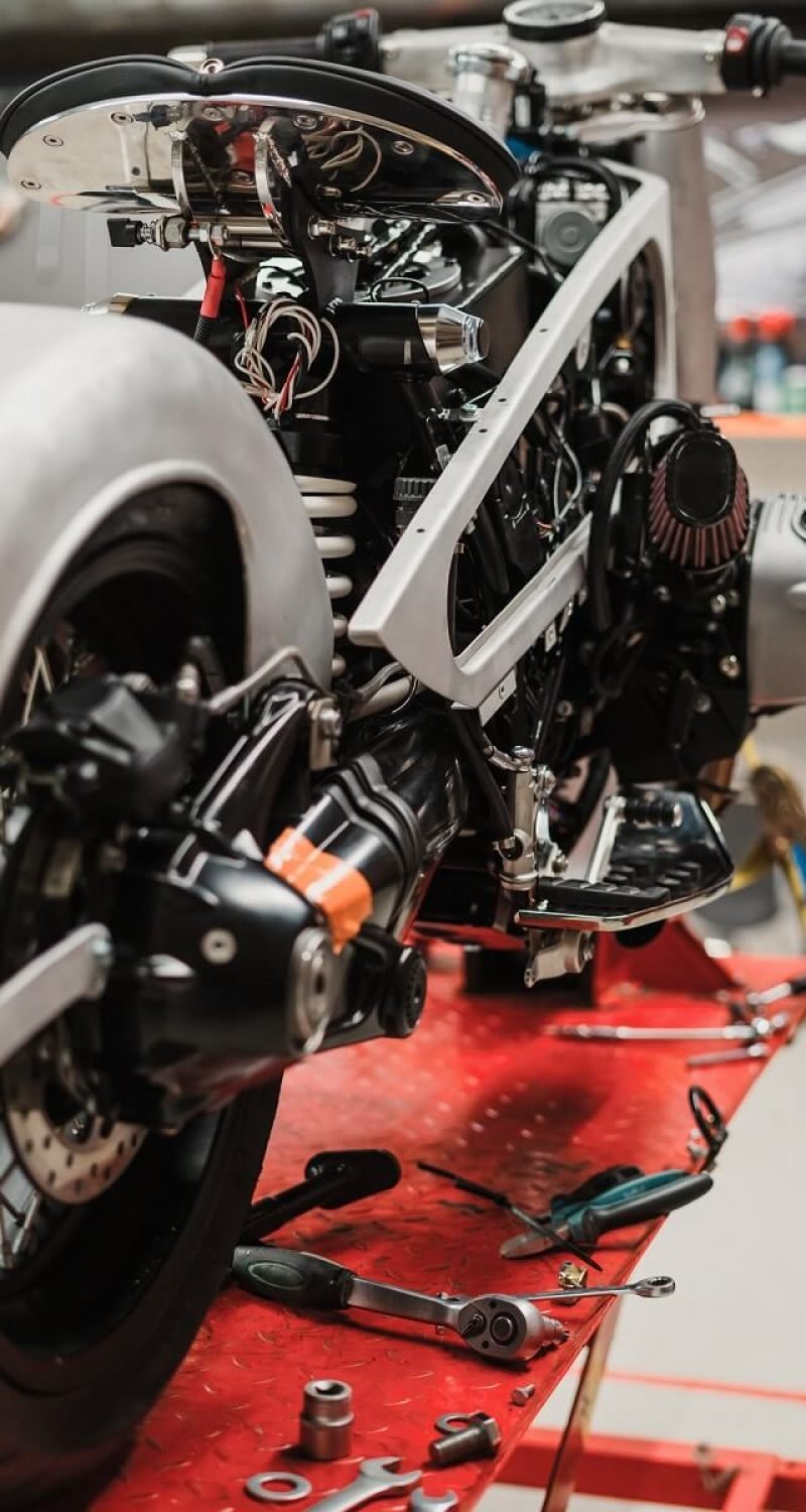 custom-motorcycle-standing-in-repair-shop-PC7HJH6.jpg